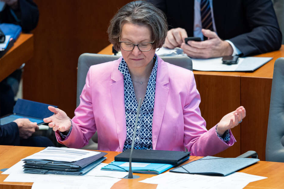NRW-Ministerin Ina Scharrenbach (43) fordert fälschungssichere Schulbescheinigungen in NRW.