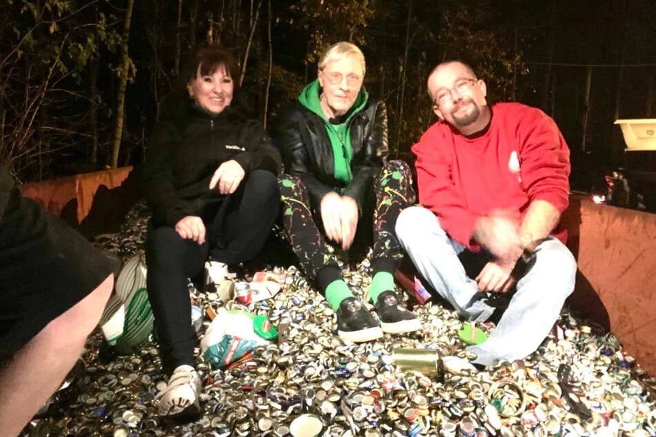 Tierheim-Chefin Regina Barthel-Marr (l.) freut sich über den vollen Container.