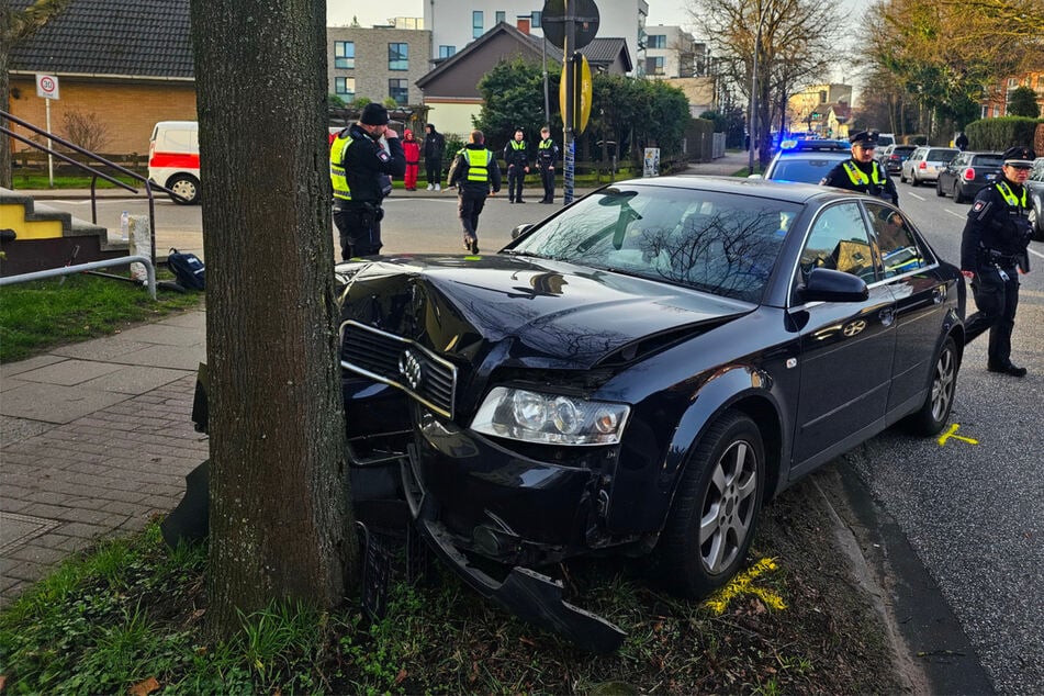 Ein 44-jähriger Mann und seine elfjährige Tochter sind am Donnerstagmorgen bei einem Unfall in Hamburg verletzt worden.
