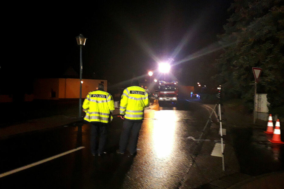 Polizisten untersuchen am Abend des 7. Januar 2019 den Unfallort in Bad Düben.