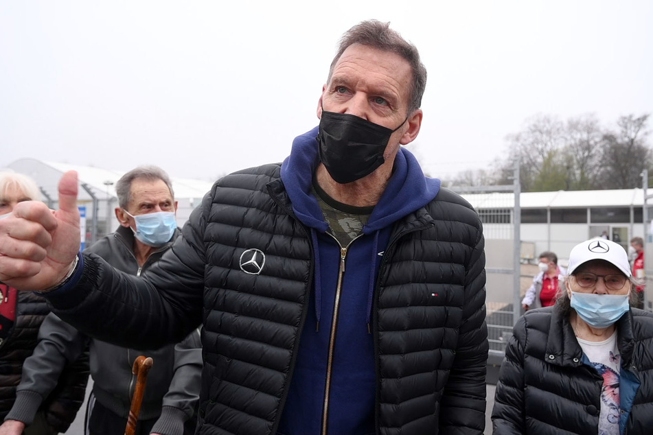 Ralf Moeller begleitete seine Eltern zu dem zweiten Impftermin.