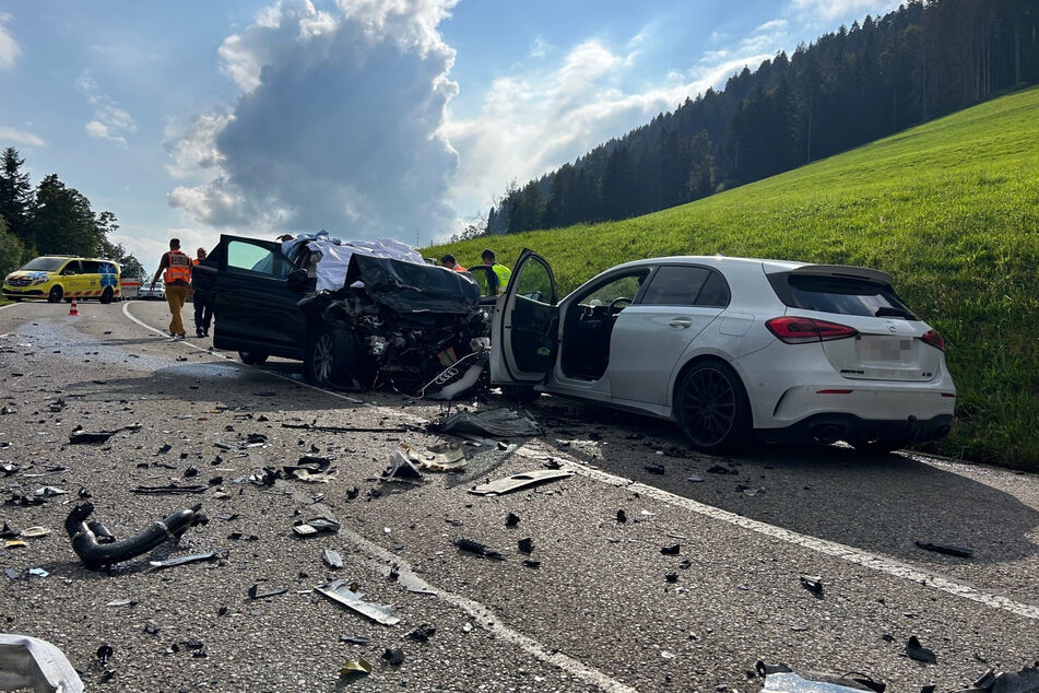 Drei Fahrzeuginsassen überlebten einen schweren Crash in der Schweiz nicht.