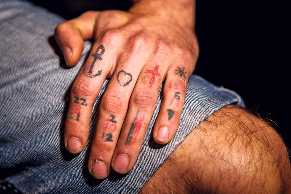 Celiks Finger der linken Hand tragen Symbolen und Zahlen. Die Tattoos stehen für seine ungeborenen und
lebenden Kinder.