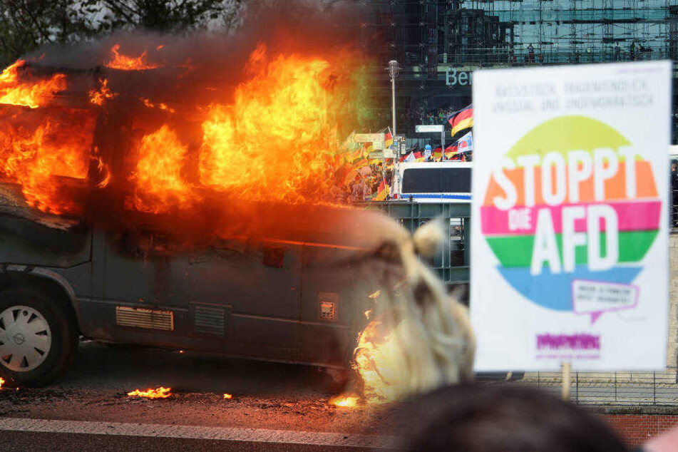 Im Fall des angezündeten VW Bus' vermutet die Polizei einen politischen Hintergrund (Symbolbild).