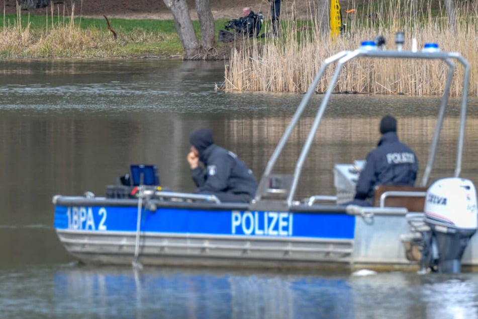 Die Wasserschutzpolizei barg den Leichnam der 33-Jährigen aus dem Gewässer. (Symbolbild)