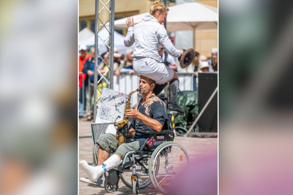 Das Artistenduo "Circus unARTiq" trat trotz eines gebrochenen Sprunggelenks von Künstler Andreas Bartl auf.