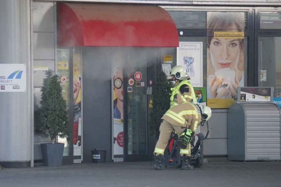 Dichter Rauch strömte aus der Tankstelle.