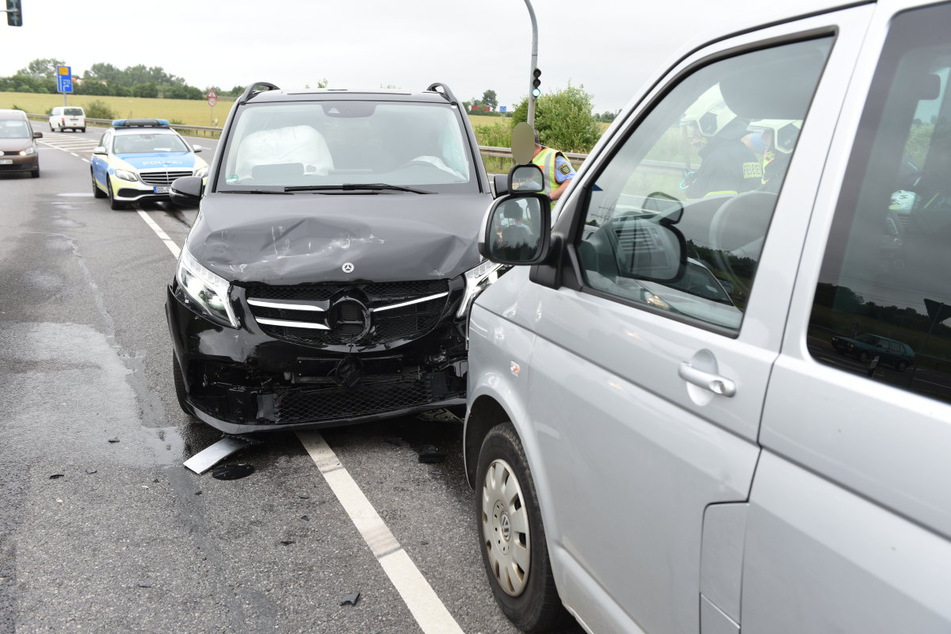 Crash auf der B169 bei Döbeln! Ein Autodieb flüchtete am Freitagnachmittag mit einem schwarzen Mercedes-Transporter vor der Polizei, krachte anschließend mit einem VW-Transporter zusammen.
