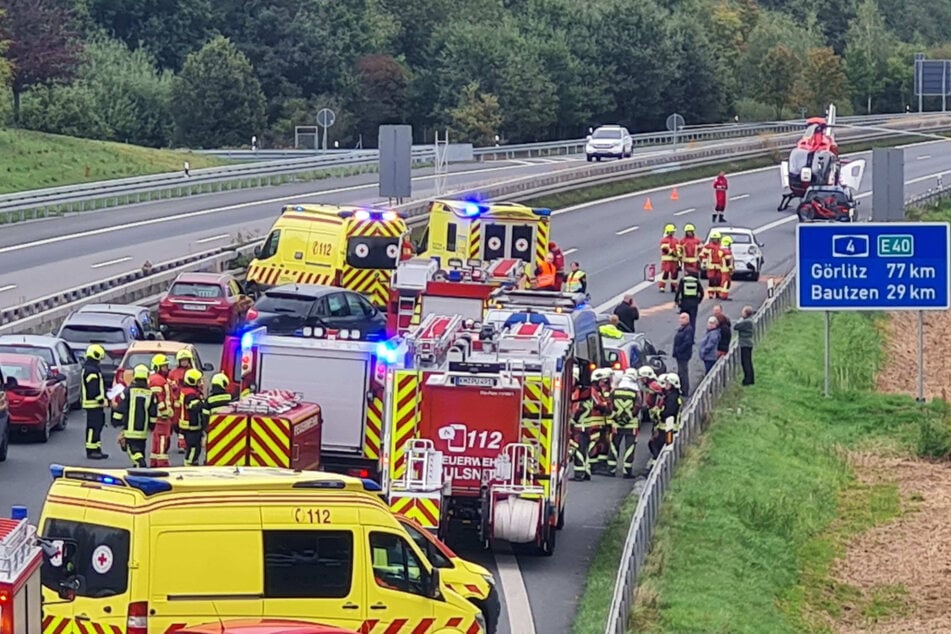 Zahlreiche Rettungskräfte sind vor Ort. Ein Autobahnschild liefert genaue Daten: 77 Kilometer vor Görlitz und 29 Kilometer vor Bautzen ist der Unfall geschehen.