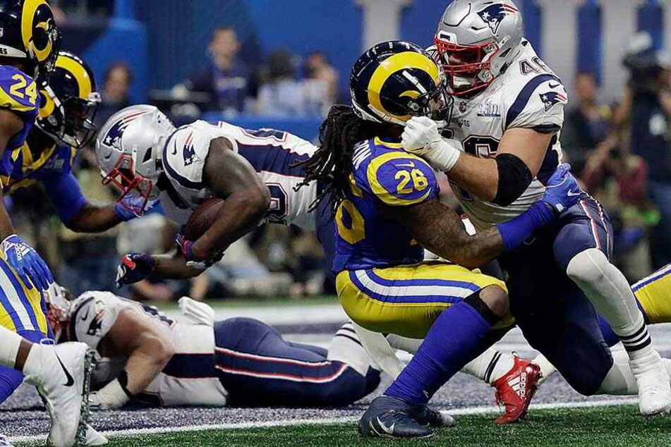 Sony Michel (26, M) von den Patriots taucht zum Touchdown über die Linie.