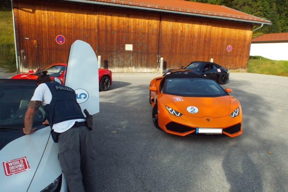 Die Polizisten entdeckten die Sportwagen auf der B2 bei Krün, ein Lamborghini hatte keinen Versicherungsschutz.