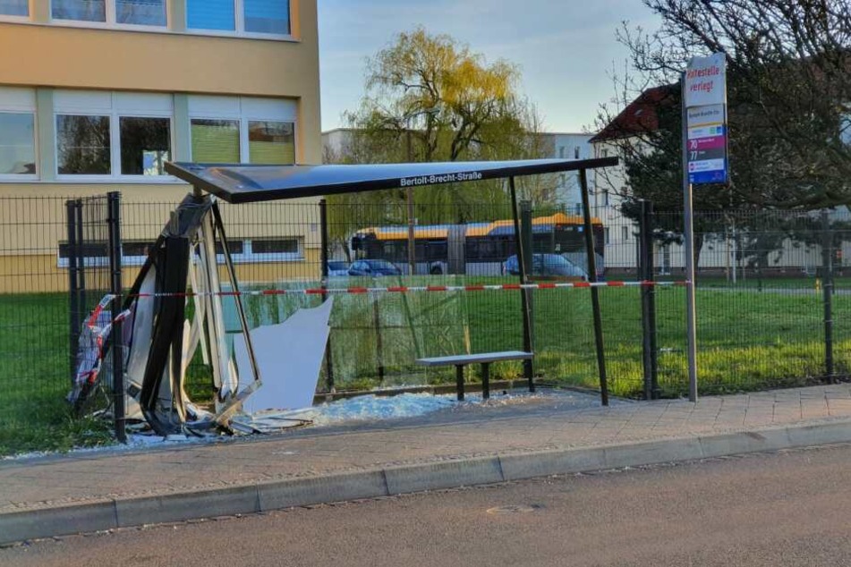 Eine 77-Jährige war mit ihrem Pkw Ford in das Haus hinein gerauscht.