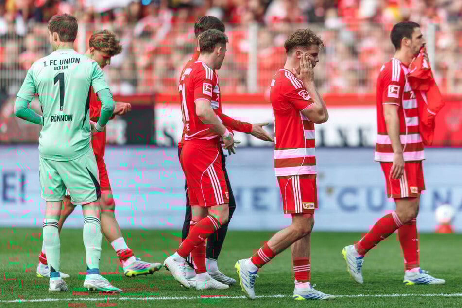Trotz guter Leistung verlassen die Spieler von Union Berlin mit gesenktem Kopf den Platz.