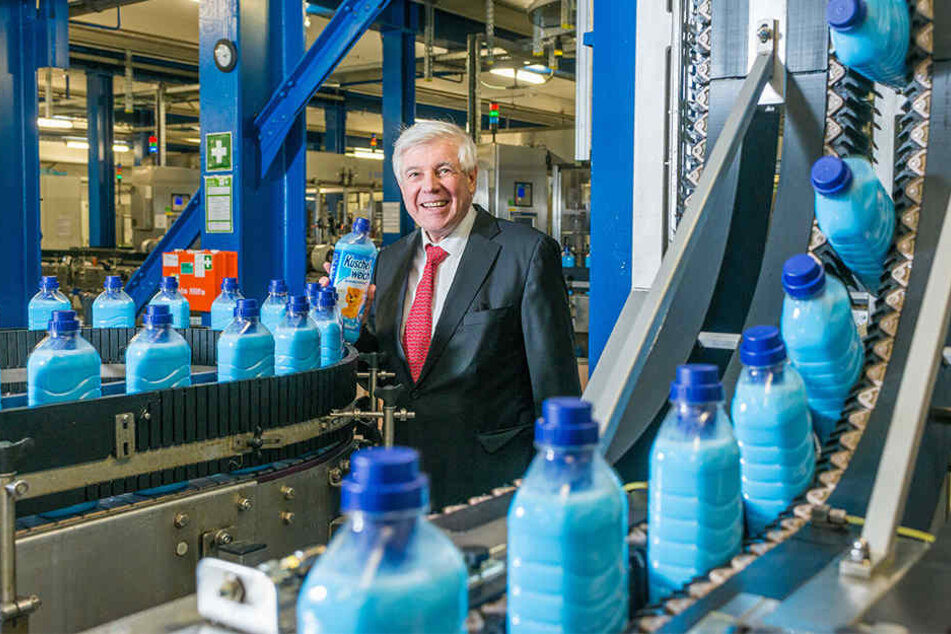 Fit-Chef Wolfgang Groß (66) - hier bei der Abfüllung von "Kuschelweich" - will weiter investieren.