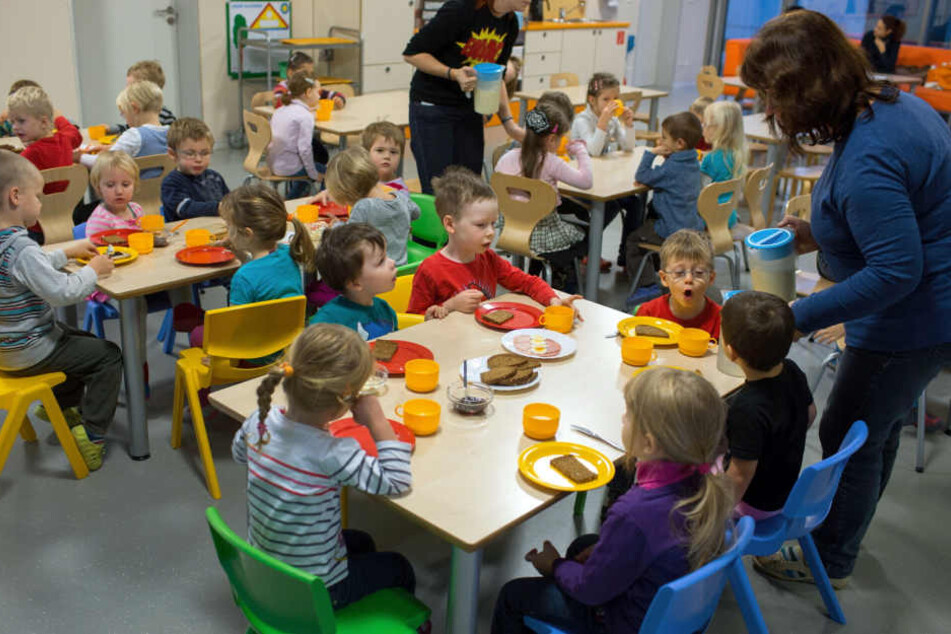 Stress pur: Erzieherinnen haben einen der schönsten, aber auch anstregendsten Jobs. 49 neue Fachkräfte werden in Chemnitz bis 2020 benötigt, um der steigenden Kinderzahlen Herr zu werden.