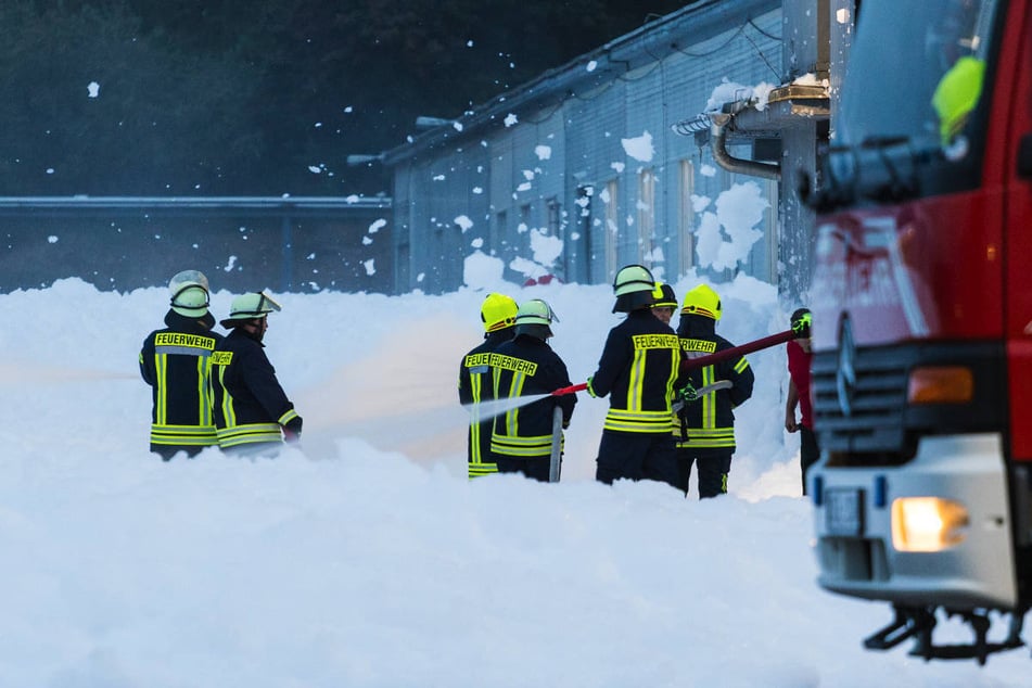 Die Feuerwehrleute mussten ein unfreiwilliges Schaumbad nehmen.