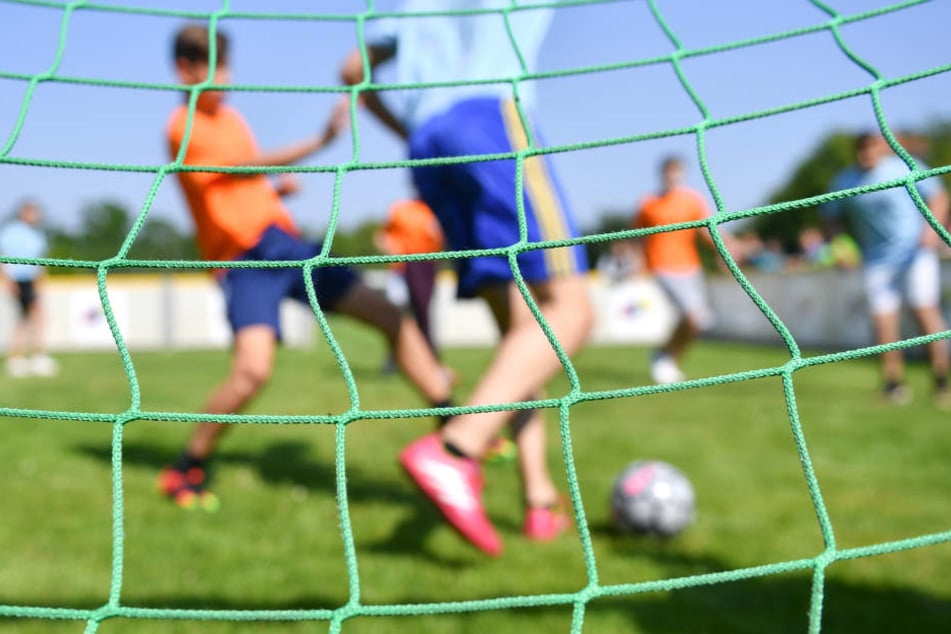 Die Unbekannten versuchen über das Internet Kontakt zu Jugendfußballern aufzunehmen. (Symbolbild)