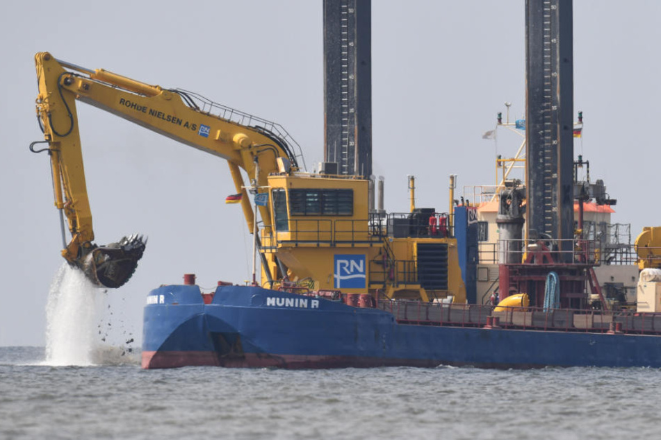 Ein Bagger arbeitet im Greifswalder Bodden am Unterwassergraben der neuen Ostseepipelin Nord Stream 2.