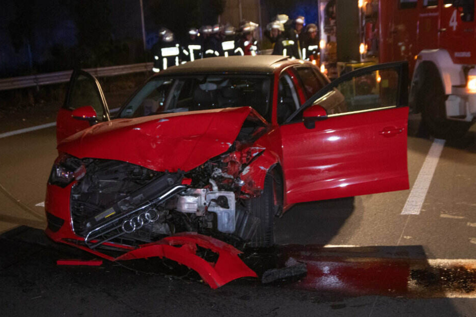 Der Audi nach dem Unfall auf der A52