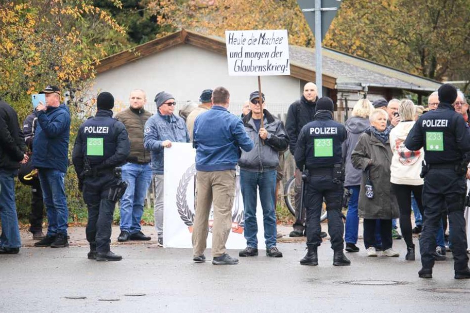 Etwa 60 Menschen versammelten sich um gegen den Bau zu demonstrieren.