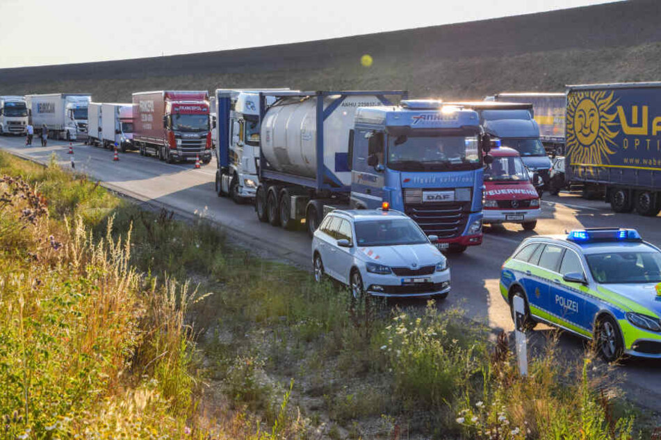 Die Einsatzkräfte mussten sich teilweise durch die Rettungsgasse quälen.