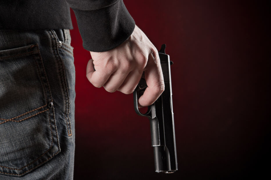 Die Polizisten gingen davon aus, dass sie mit einer Pistole bedroht wurden. (Symbolbild)