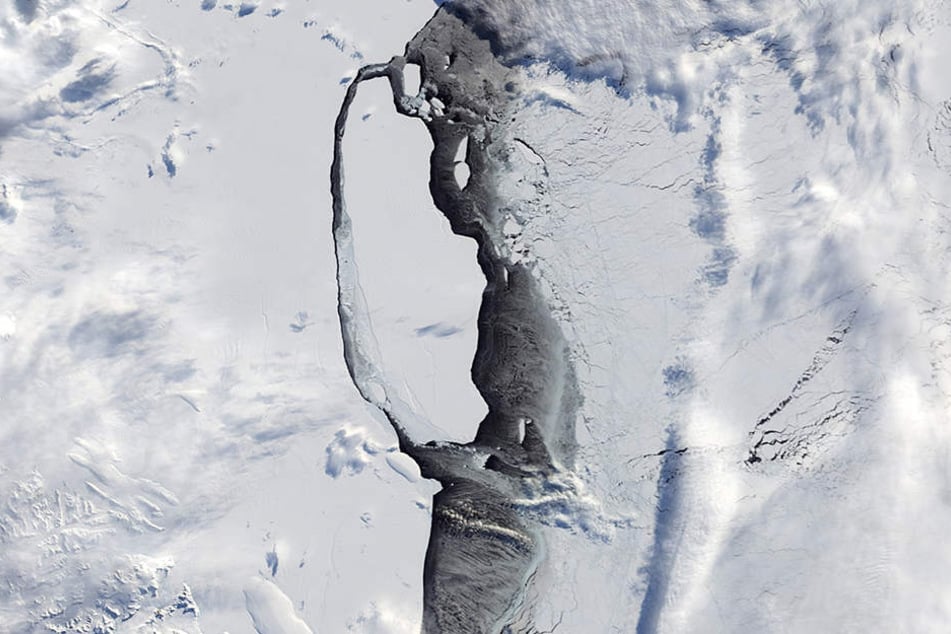 Der massive Eisberg hat sich in der Antarktis vom Larsen-C-Schelfeis gelöst und treibt nun auf das Meer hinaus.