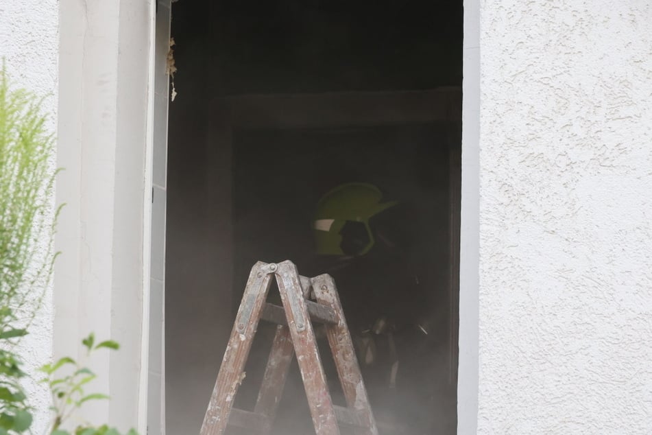 Die Kameraden löschten das Feuer.