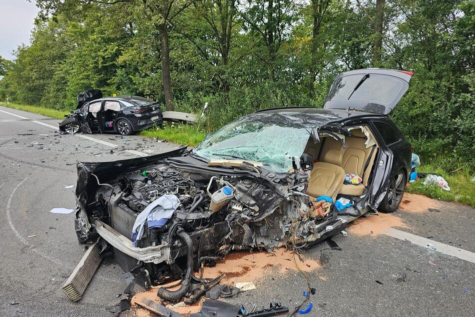 Beider Autos wurden bei dem heftigen Aufprall komplett zerstört. Der Audi soll mit dänischen Kennzeichen unterwegs gewesen sein.