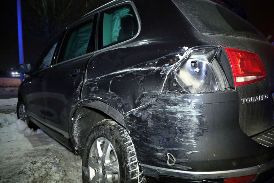 Der Fahrer des VW blieb unverletzt. Notarzt und Rettungsassistent mussten verletzt in ein Krankenhaus gebracht werden.