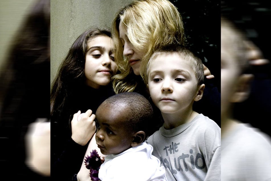 Undatiertes Foto: Madonna und ihre Kinder, Lourdes (li.), Rocco (re.) und David Banda (vorne).