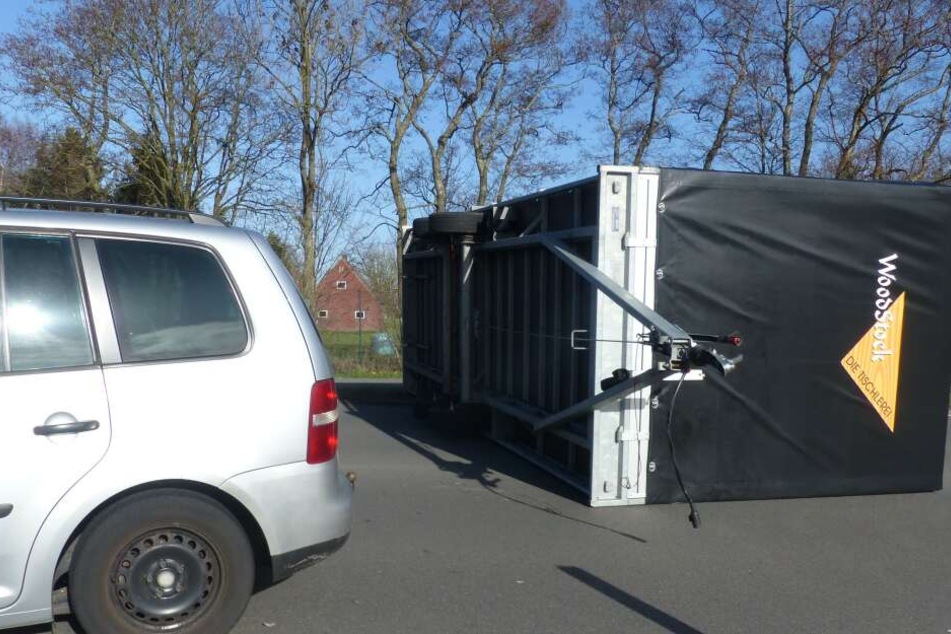 Ein umgekippter Anhänger liegt quer auf einer Bundesstraße in Schleswig-Holstein.