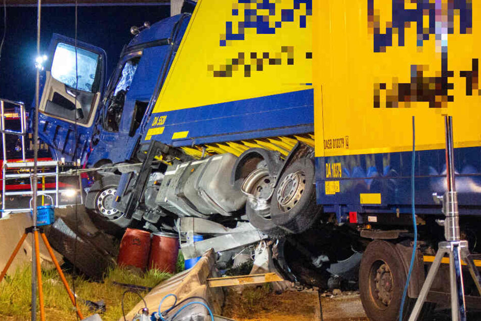 Der Fahrer musste von den Rettern schwer verletzt aus seinem Lastwagen befreit werden.
