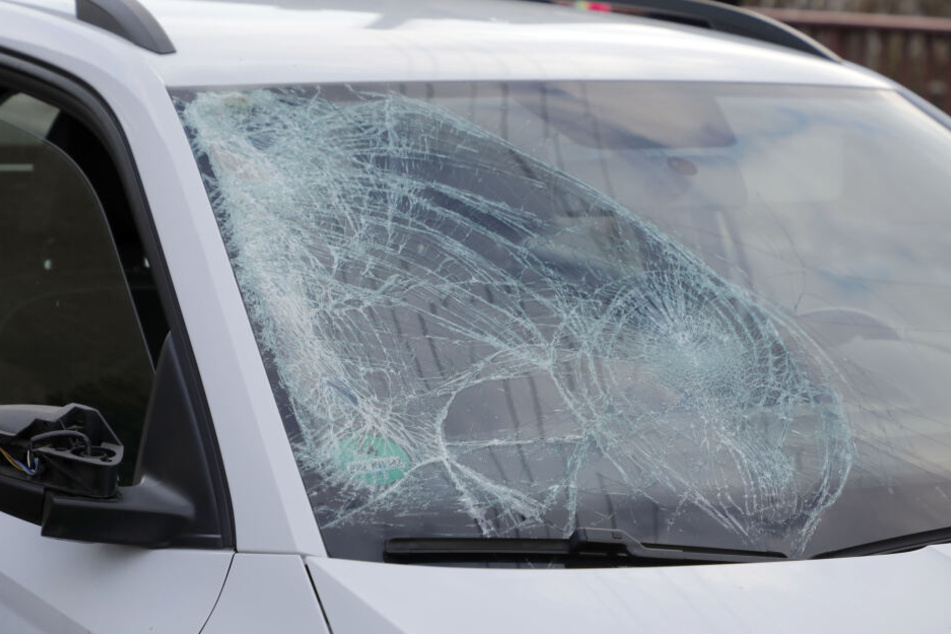 Der Mann wurde gegen die Windschutzscheibe des Autos geschleudert.