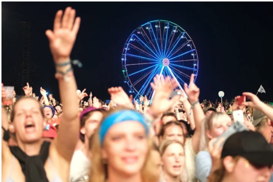 Charakteristisch für das Highfield Festival ist das leuchtende Riesenrad, von wo aus man die Bands auf den Bühnen sehen kann. (Archiv)