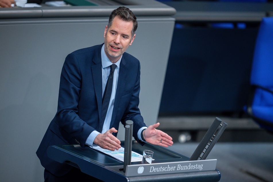 FDP-Fraktionsvorsitzende Christian Dürr verteidigte die Entscheidung der EU-Staaten, die für Ungarn vorgesehenen Zahlungen vorerst einzufrieren.