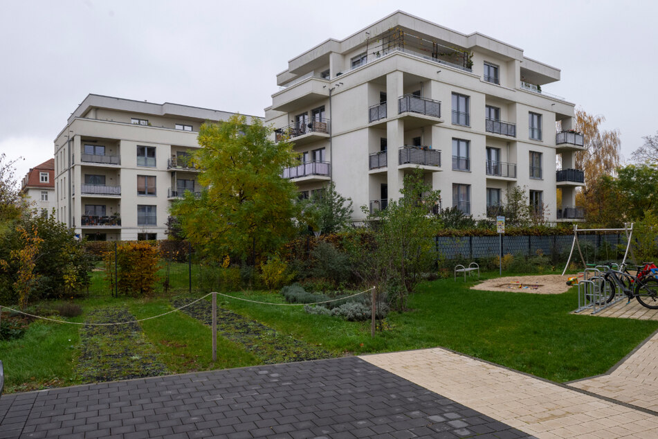 Dieses Wohnhaus baute die städtische Wohnungsbaugesellschaft WiD (Wohnen in Dresden), richtete dafür zwei Carsharing-Stellplätze ein.
