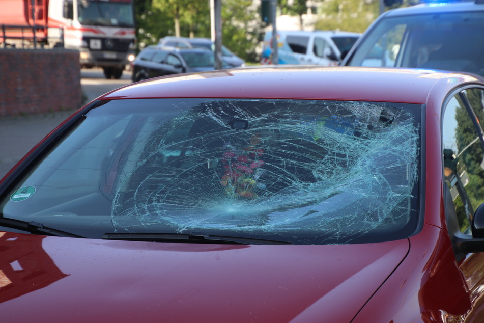 Der junge Mann prallte auf die Windschutzscheibe des Autos und wurde schwer verletzt.