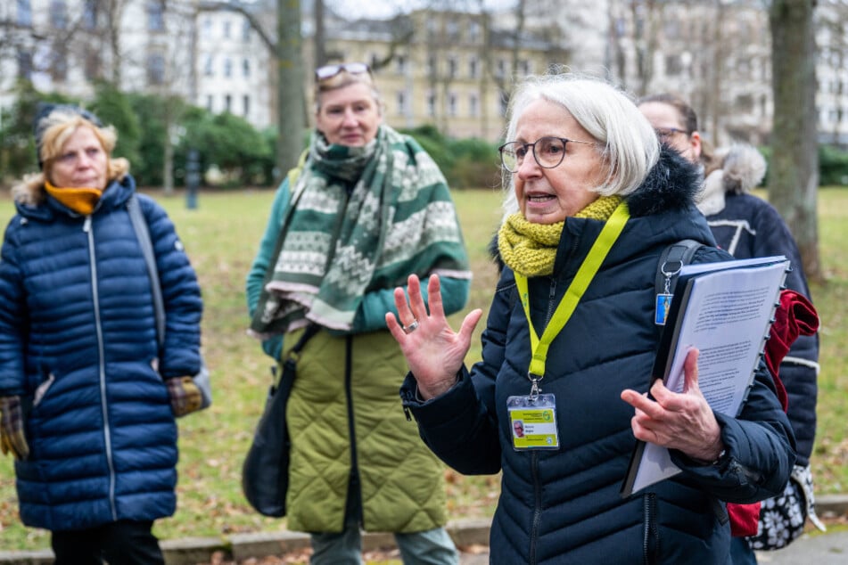 Gästeführerin Ramona Wagner (68, r.) hat in diesem Jahr doppelt so viele Führungen wie sonst.