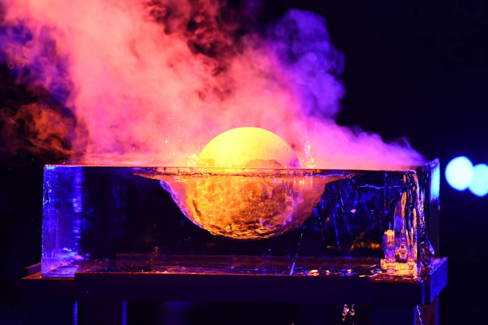 Wie viel Zeit benötigt eine 1000 Grad heiße, zwölf Kilogramm schwere Metallkugel, um sich durch einen 15 Zentimeter dicken Eisklotz zu schmelzen? Genau 337 Sekunden.