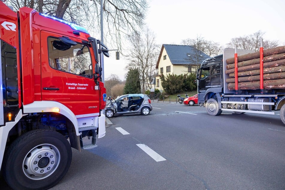 Die Feuerwehr musste die B-Säule aus dem Kia entfernen, um die Fahrerin zu befreien.