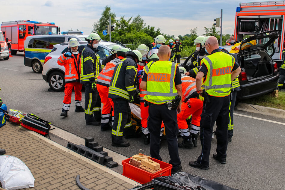 Einsatzkräfte von Polizei und Feuerwehr versorgen die Unfallopfer.