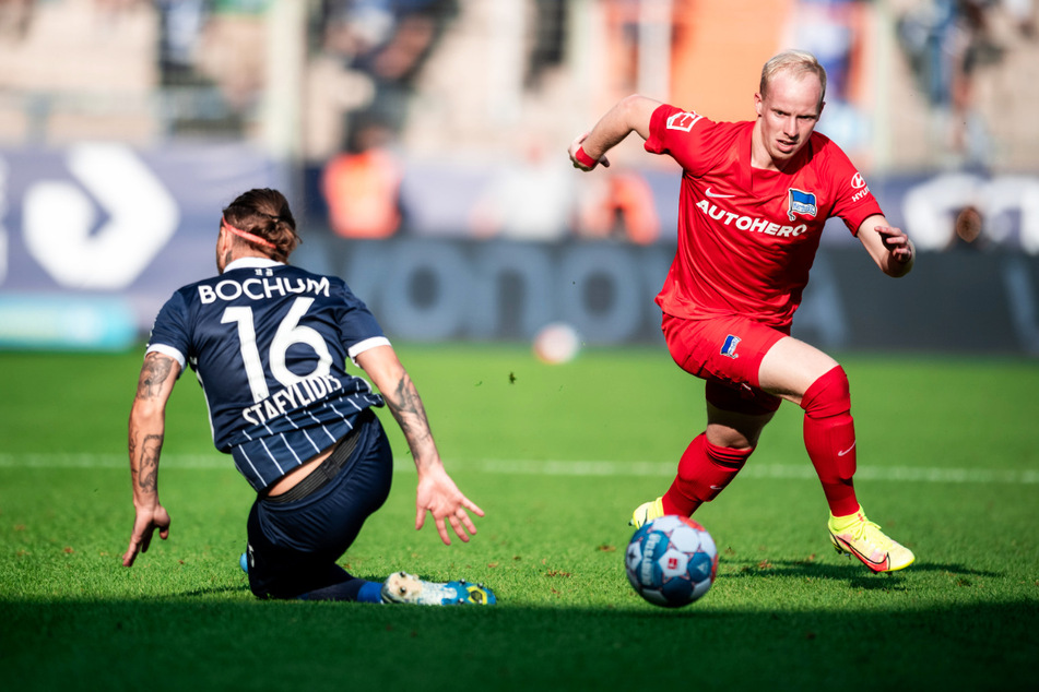 Herthas Dennis Jastrzembski (r.) stand überraschend erstmals in der Startelf.