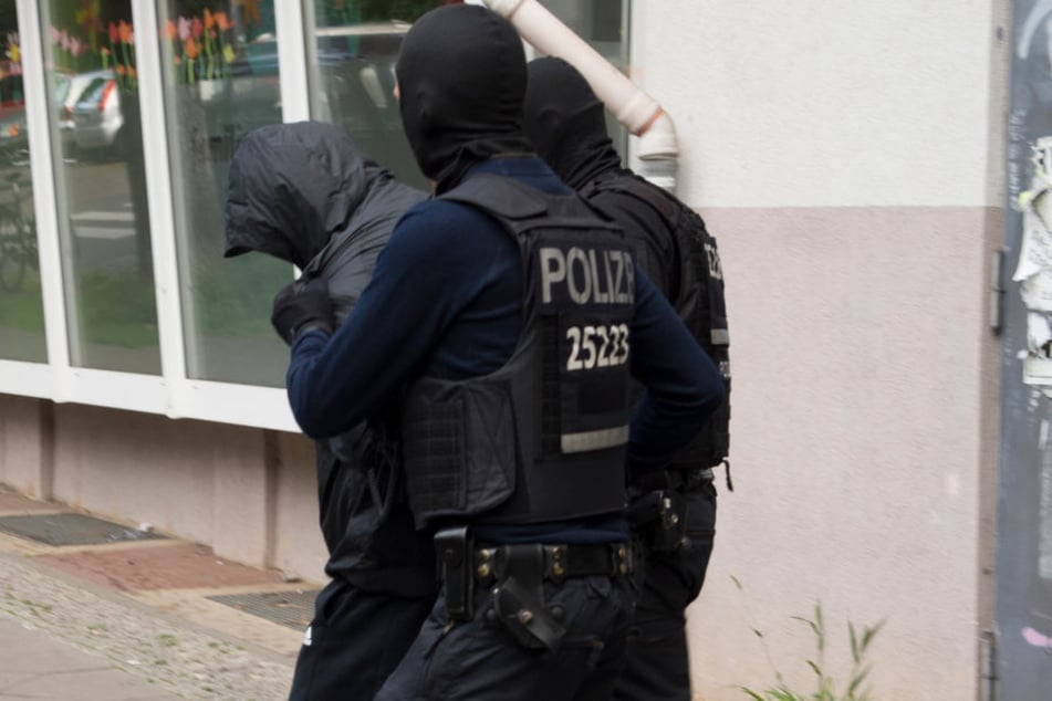 Ein verdächtiges Mitglied eines Araber-Clans wird in Berlin abgeführt. (Archiv)