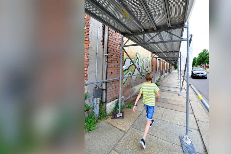 Bröckel-Wand: Fußgänger kommen derzeit gefahrlos in der Zwickauer Straße vorbei.