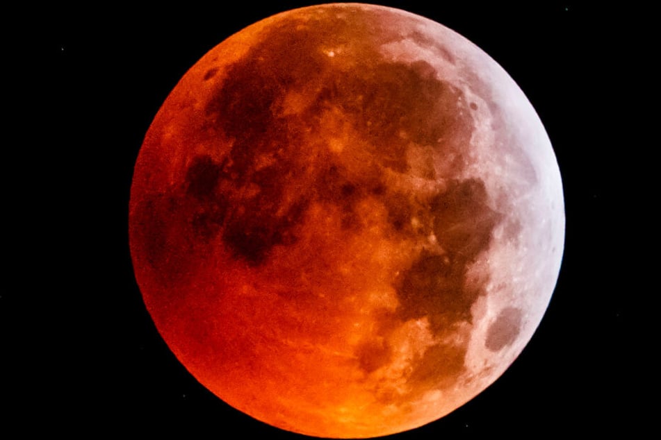 Das Bild zeigt eine totale Mondfinsternis.