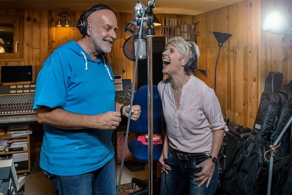 Country-Lady Linda Feller (51) im Musikstudio - hier mit Aufnahmeleiter Nils Tuxen.