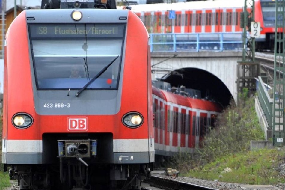 Die Frau musste mit Verletzungen im Gesicht ins Krankenhaus gebracht werden.