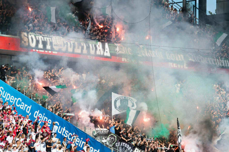 Rhein-Derby: Fans von Borussia-Mönchengladbach zünden Pyrotechnik.