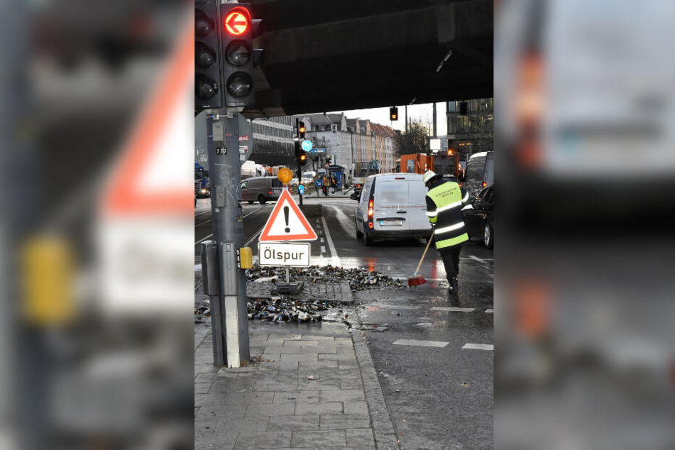 Die Feuerwehr half dem Lkw-Fahrer bei der Beseitigung der Scherben.